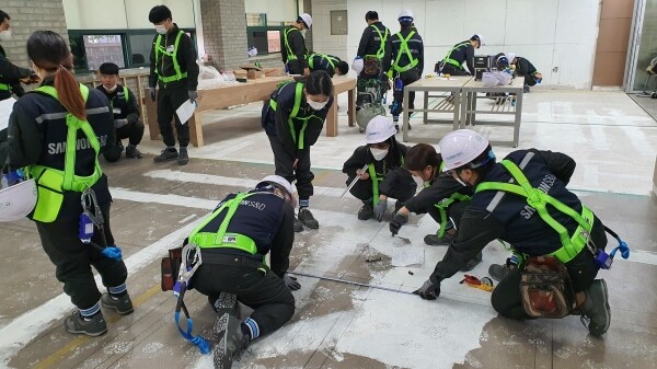 영진전문대 실내건축시공관리반 실습 모습.