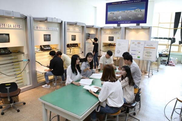 조선이공대 학생들이 전용 실습실에서 회의하고 있다. 사진=조선이공대 LINC+사업단 제공