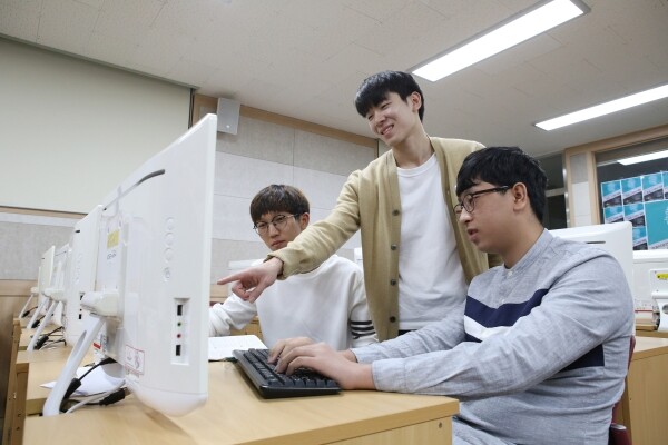 조선이공대 컴퓨터보안과 학생들이 실습을 하고 있다. 사진=조선이공대 제공