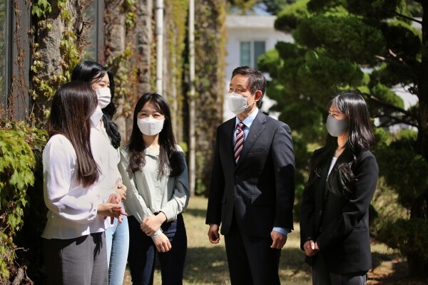 승현우 총장이 서울여대 홍보바롬이 학생들과 얘기를 나누고 있다.