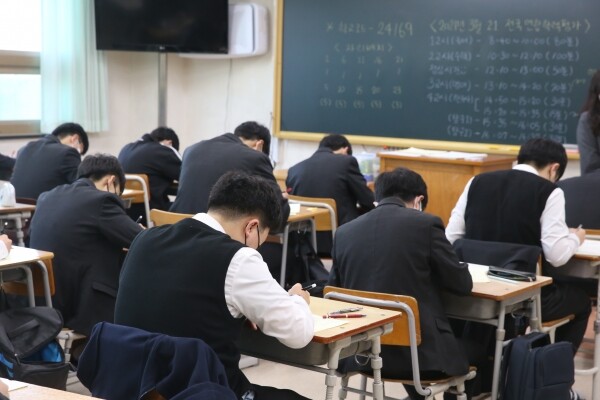 전국 8개 영재학교가 의약학계열로 진학을 희망하거나 지원하는 학생에 대해 진학지도 미실시, 교육비·장학금 환수 등의 제재를 가하기로 했다. 사진은 기사와 관련없음
