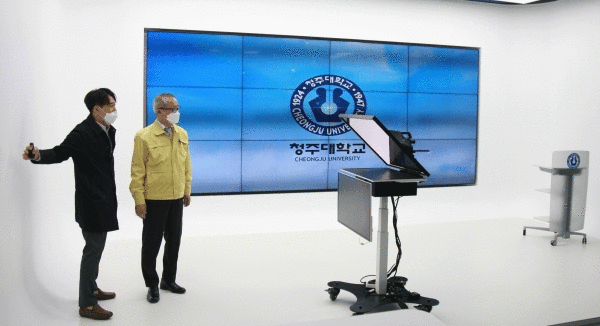 청주대학교가 원격수업 인프라를 보강하며, 수업의 질을 높이는데 적극 나서는 등 코로나19 이후 달라진 교육환경에 대응하고 있는 가운데, 29일 오후 ‘하이브리드 스튜디오’ 구축 시연회를 개최했다. 사진=청주대 제공