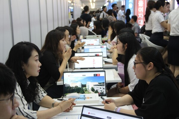 2020학년도 대입박람회에서 상담을 받고 있는 학생들. 사진=대학저널DB