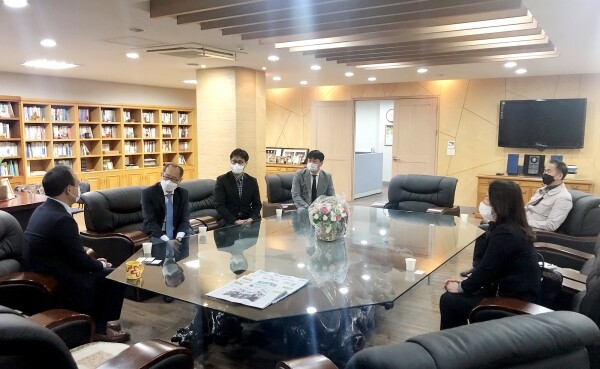 영남이공대학교는 최근 협성교육재단, 대구시 남구청과 지역 사회와 연계한 상생 협력과 지역 인재 양성을 위한 실무협의를 가졌다. 영남이공대, 협성교육재단, 대구시 남구청 관계자들이 모여 실무협의를 진행하고 있다. 사진=영남이공대 제공
