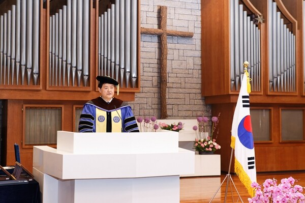 서승환 총장이 새로운 교육 패러다임이 제시돼야 한다고 말하고 있다.