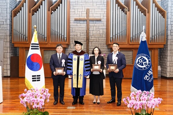 연세대 창립 136주년 기념식에서 학술상 수상자들이 기념사진을 촬영하고 있다. (왼쪽부터) 이과대학 최형준 교수, 서승환 총장, 의과대학 조병철 교수 대리수상자 이정은 여사, 교육과학대학 전용관 교수.