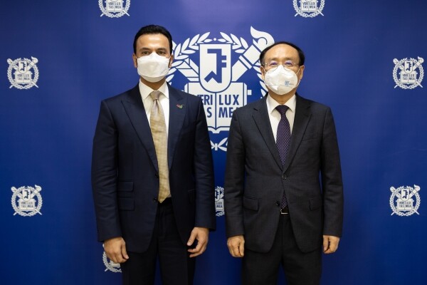 오세정(왼쪽) 총장과  압둘라 세이프 알누아이미 주한 아랍에미리트 대사가 환담 후 기념촬영하고 있다. 사진=서울대 제공