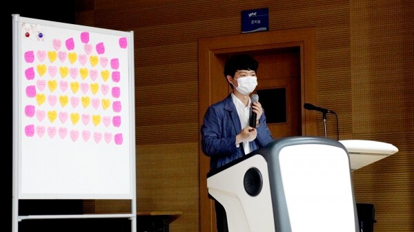 박찬암 대표가 ‘불안한 20대의 진로 네비게이션’을 주제로 강의하고 있다. 사진=영남이공대 제공
