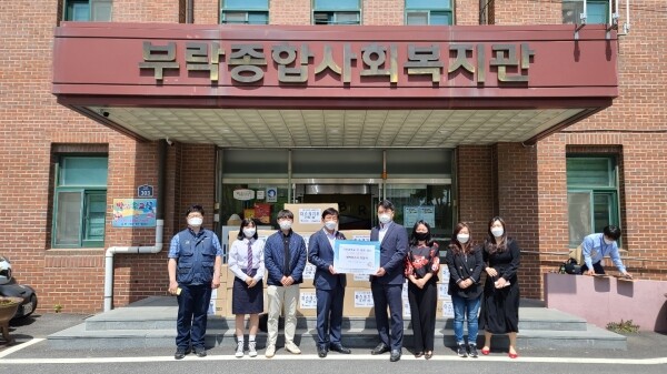 국제대는 12일 ‘2021년 온 마을 협의체’ 위촉식‧간담회에 참석해 부락종합사회복지관에 마스크 2만장을 기증했다. 사진=국제대 제공