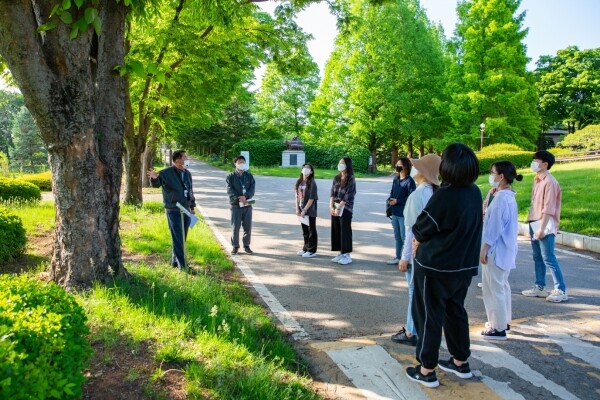 조경전문가 하태주(왼쪽) 팀장이 '학교정원 힐링 프로그램' 참여 학생들에게 나무에 대해 설명하고 있다. 사진=연암대 제공