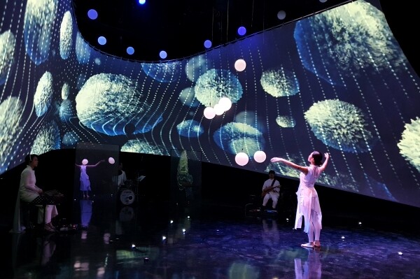 서울예대 컬처허브를 통해 미국 뉴욕과 한국을 연결해 공연된 텔레마틱 홀로그램 퍼포먼스 ‘Vital Signs’ 모습. 사진=서울예대 제공