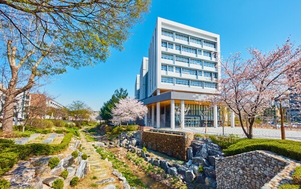서울과기대는 지난 4일 수도권매립지관리공사 자원순환기술연구소, 한국종합기술 환경본부, 환경에너지솔루션 운영사업본부와 산학협력을 위한 업무협약을 체결했다. 서울과기대 상상관 전경. 사진=서울과기대 제공