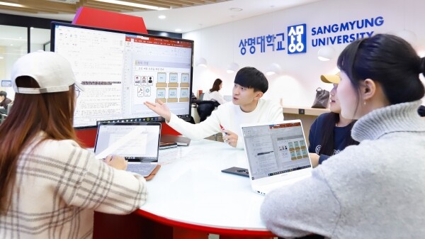 캠퍼스 곳곳에 설치된 융복합 공간에서 공부하고 있는 학생들. 사진=상명대 제공