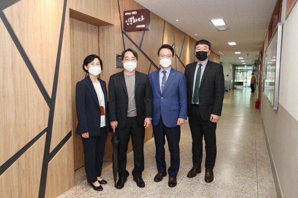 인문대학 40주년 스터디카페 현판식. 김헌영(왼쪽에서 세 번째) 총장과 인문대 관계자들이 '인문하다 스터디카페' 앞에서 현판식 기념사진을 촬영하고 있다. 사진=강원대 제공