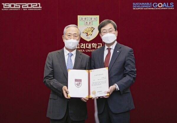 김철수(왼쪽) 포니정재단 이사장과 정진택 고려대 총장이 협약식 후 기념촬영하고 있다. 사진=고려대 제공