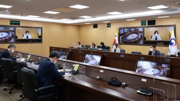 26일 정부세종청사에서 열린 제9차 사회관계장관회의에서 유은혜 부총리가 모두발언을 하고 있다. 사진=교육부 제공