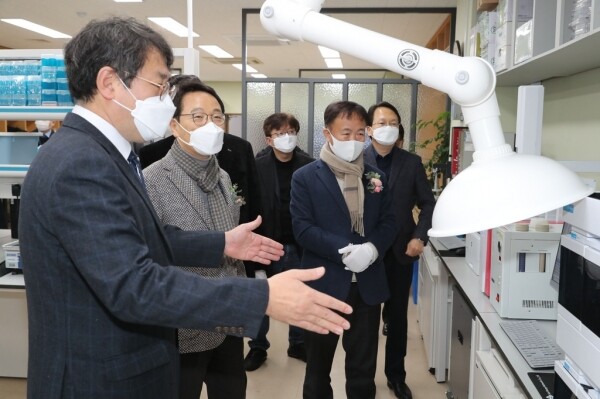 강원대 누룩연구소와 지평주조가 ‘토착 자원을 이용한 향미 성분 생산성 우수 종균 개발’을 위해 아이디어 랩(Idea Lab) 프로그램에 참여한다. 누룩연구소 현판식 모습. 사진=강원대 제공