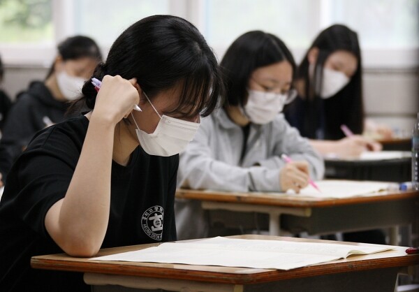 2022학년도 6월 모의평가를 치르고 있는 흥덕고 학생들. 사진=충북교육청 제공