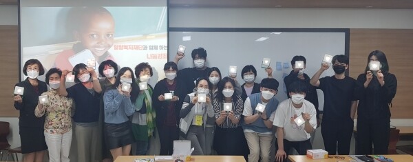 신성대 '태양광 랜턴 만들기 봉사활동'에 참여한 학생들이 완성된 랜턴을 들고 기념촬영을 하고 있다. 사진=신성대 제공