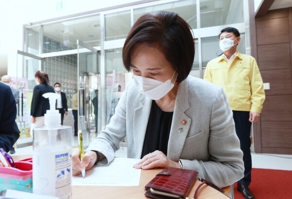 유은혜 부총리 겸 교육부장관이 4일 세종시보건소에서 백신 접종 전 문진표를 작성하고 있다. 사진=교육부 제공