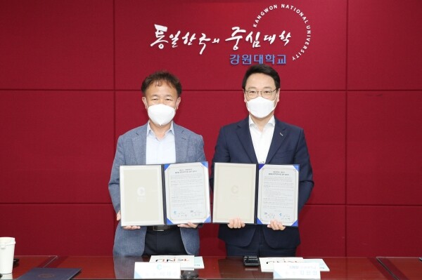 강원대는 8일 대학본부 3층 교무회의실에서 춘천시와 ‘글로벌 춘천장학사업’ 업무협약을 체결했다. 김헌영(오른쪽) 강원대 총장과 이재수 춘천시장. 사진=강원대 제공