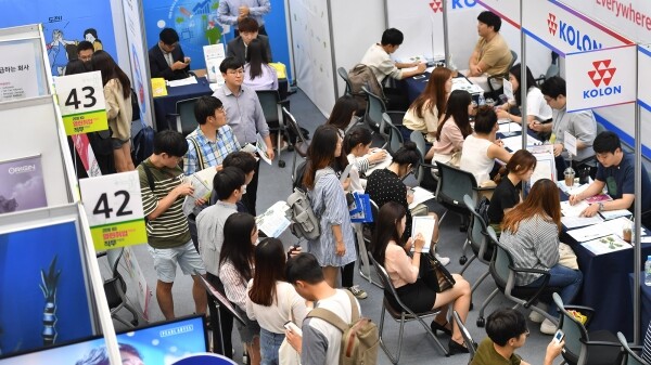대학원생도 내년 1학기부터 ‘취업 후 상환 학자금 대출’을 받을 수 있게 된다. 현행 C학점 이상인 대출가능 성적기준은 폐지되며, 기초·차상위계층과 다자녀가구 대학생의 재학기간 중 대출이자도 면제된다. 사진은 취업박람회에서 상담을 받고 있는 학생들. 사진=건국대 제공