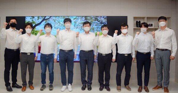 2021년 이공분야 대학중점연구소 지원사업에 서울과기대 에너지환경연구소가 선정됐다. 이동훈 총장과 에너지환경연구소 연구에 참여하는 교수들. (왼쪽부터) 구형준, 안지환, 안효진, 권용재, 이동훈 총장, 윤현식, 박일규, 한정환, 심민규 교수. 사진=서울과기대 제공