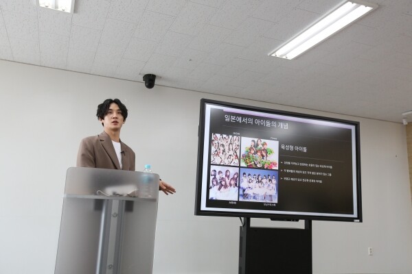 글로벌 프로듀서 재이콥스가 상명대 융복합세미나에서 강연하고 있다. 사진=상명대 제공