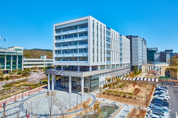 서울과기대는 2021학년도 하계방학 기간부터 교내 모든 교과·비교과 활동을 통합해 ‘2021 SEOULTECH 디스커버리 학기’를 운영한다. 서울과기대 상상관 전경. 사진=서울과기대 제공