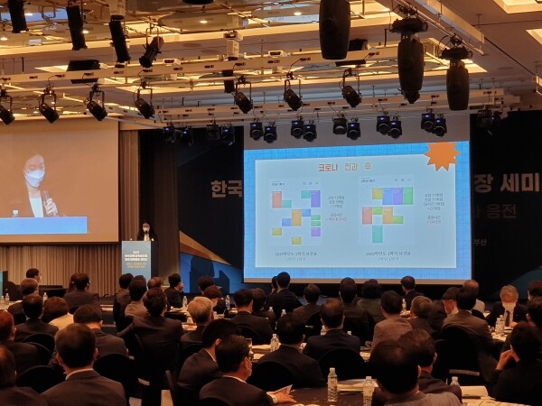 성균관대에 재학 중인 오세영 씨가 '2021 대교협 하계 총장 세미나'에서 코로나 시대의 대학생활에 대해 설명하고 있다. 사진=대학저널