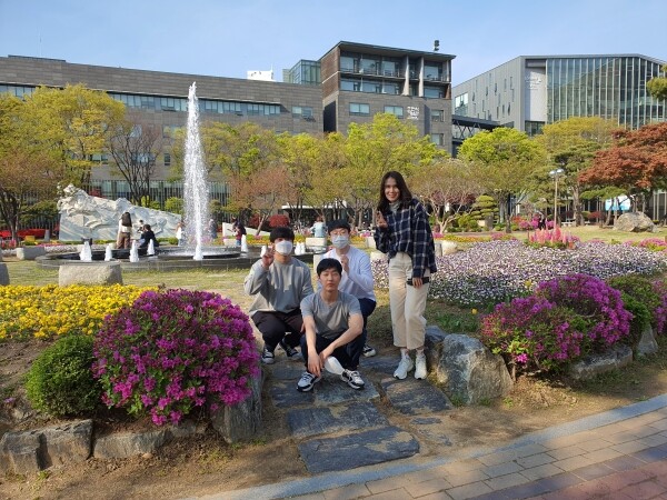 숭실프렌즈 참여 학생들이 숭실대 교정에서 기념촬영을 하고 있다. 사진=숭실대 제공