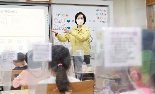 지난 6월 4일 세종시 소재 초등학교를 방문한 유은혜 부총리 겸 교육부장관이 수업 중인 학생들과 이야기를 나누고 있다. 사진=교육부 제공
