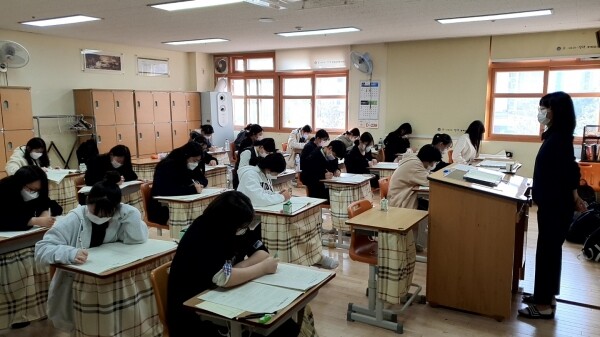 충북사대부설고등학교 학생들이 3월 학력평가를 치르고 있다. 사진=충북교육청 제공