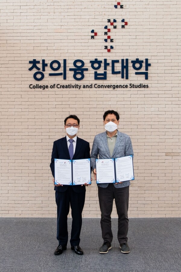 서울과기대에서 업무협약을 체결한 최병욱(오른쪽) 서울과기대 창의융합대학 학장과 이경실 코하이젠 대표가 기념촬영을 하고 있다. 사진=서울과기대 제공