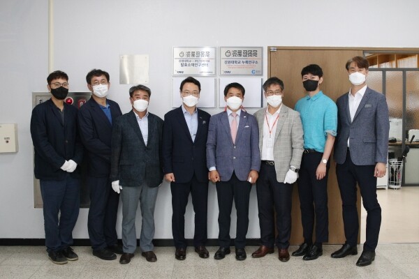 강원대와 단정바이오는 12일 강원대 누룩연구소에서 ‘발효소재연구센터 설립 및 발효소재산업 육성’을 위한 협약을 체결하고, 현판식을 개최했다.