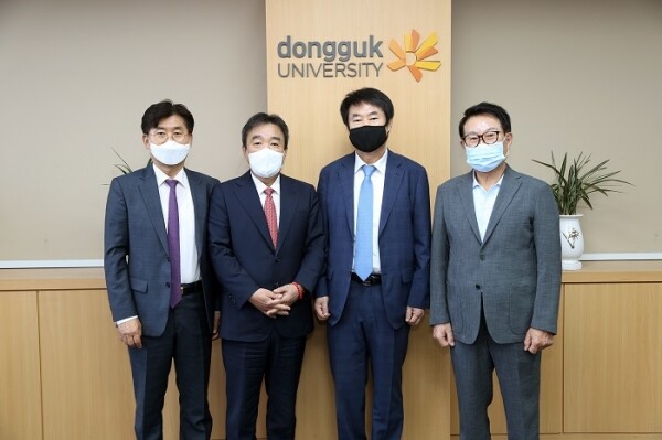 동국대 대학원 활성화를 위해 병원장과 기업인, 대학원장이 합심해 4천만원을 기부해 화제다. (사진 왼쪽부터) 한희원 일반대학원장, 윤성이 총장, 조택래 태남그룹 회장, 번춘방 세종여주병원장이 기부금 전달식 후 기념촬영 하고 있다. 사진=동국대 제공