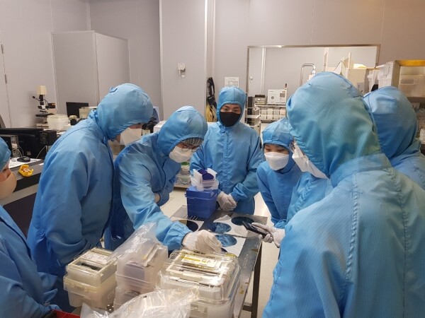 서울과기대가 6월 24일부터 7월 10일까지 진행한 '반도체 공정 직무 아카데미' 실무과정 참가자들이 증착 공정 실습 교육을 받고 있다. 사진=서울과기대 제공