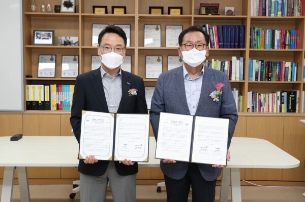 강원대와 애드바이오텍은 16일 강원대 누룩연구소에서 ‘산업미생물연구센터 설립 및 지역 미생물산업 육성’을 위한 협약을 체결하고, 현판식을 개최했다. 협약서를 들고 기념촬영을 하고 있는 김헌영(왼쪽) 강원대 총장과 정홍걸 애드바이오텍 대표이사. 사진=강원대 제공