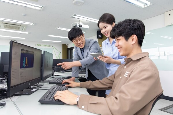 가천대 소프트웨어 전용 강의실에서 코딩을 하고 있는 학생들. 사진=가천대 제공