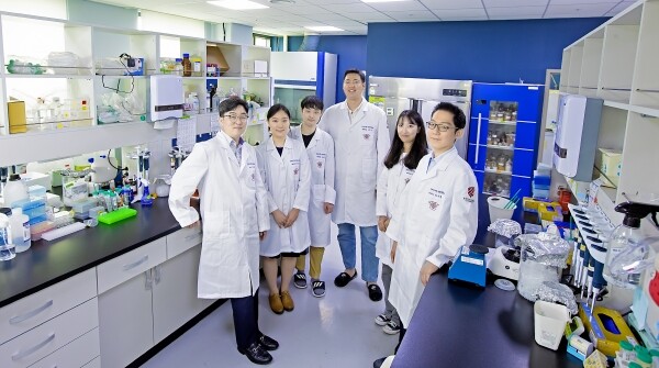 경희대 한의과대학 장형진 교수 연구팀이 한약소재 천연물인 감초에서 호흡기 관련 질병 치료할 후보물질을 발굴했다. (왼쪽부터) 한의과대학 장형진 교수, 지원아·박도일 석박사통합과정 학생, 고현민 박사과정 학생, 김어진 학생연구원, 정지훈 학술연구교수. 사진=경희대 제공