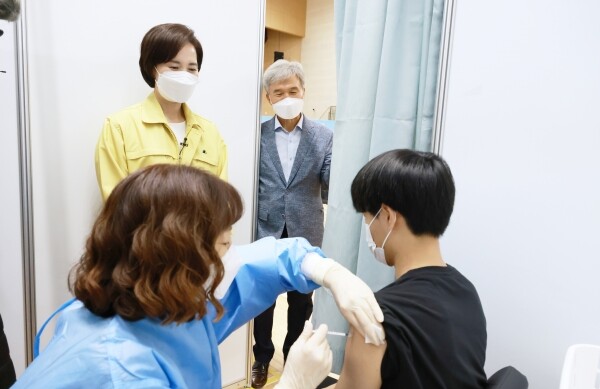 고3 외 대입수험생에 대한 백신접종이 8월 10일부터 닷새간 실시된다. 사진은 지난 19일 고3 수험생들의 백신접종 현장을 방문한 유은혜 부총리. 사진=교육부 제공