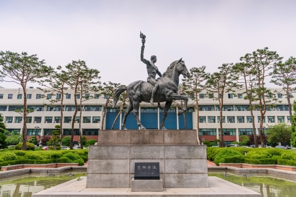 아주대 상징물 선구자상