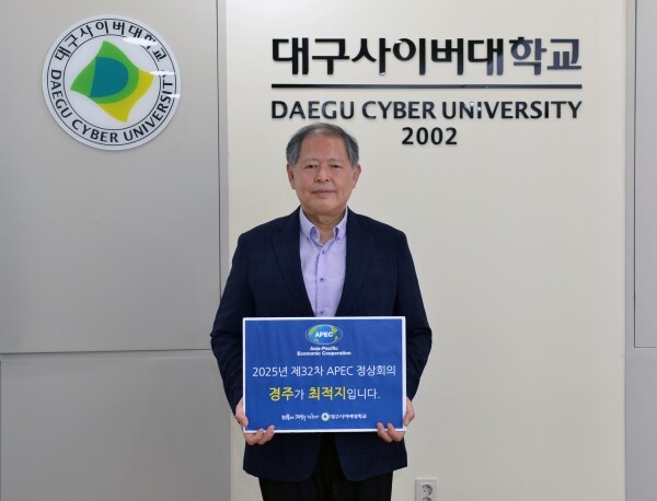 챌린지에 참여하고 있는 이근용 대구사이버대 총장. 사진=대구사이버대 제공