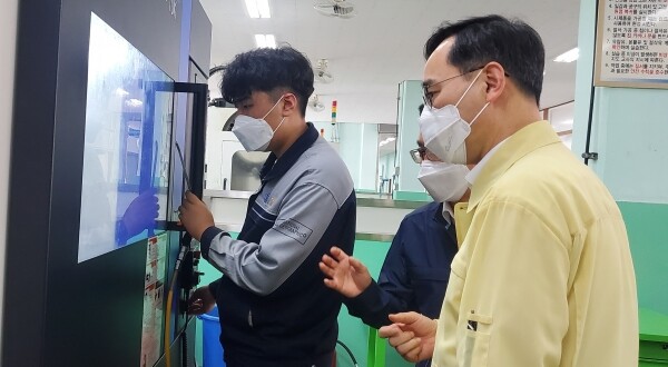 교육부와 시‧도교육청이 신종 코로나바이러스 감염증(코로나19)으로 인해 취업에 어려움을 겪고 있는 직업계고 3학년 학생 2만4천명에게 1인당 50만원의 자격증 취득 비용을 지원한다. 사진은 지난 6월 8일 경북기계공업고등학교를 방문해 방역 현황을 점검하고 있는 정종철 교육부 차관. 사진=교육부 제공