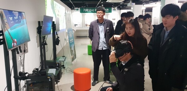 대전대 학생과 관계자들이 에듀파크 전시체험관에서 AR, VR 체험을 하고 있다. 사진=대전대 LINC+사업단 제공
