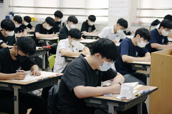 충북 흥덕고의 고3 학생들이 6월 모의평가를 치르고 있다. 사진=충북교육청 제공