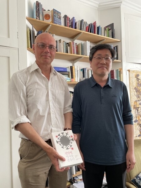 경희대학교 HK+통합의료인문학연구단과 영국 옥스퍼드대 마크 해리슨 교수가 군사‧의료사 관련 국제 공동연구 프로젝트를 진행한다. (왼쪽부터) 옥스퍼드대 마크 해리슨 교수, 경희대 사학과 박윤재 교수. 사진=경희대 제공