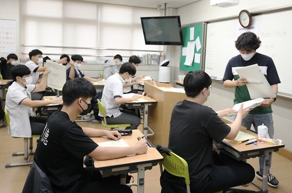 충북 흥덕고 3학년 학생들이 2022학년도 6월 모의평가를 치르고 있다. 사진=충북교육청 제공