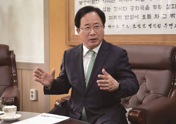 김석준 부산시교육감이 부산시교육청의 성과를 설명하고 있다.
