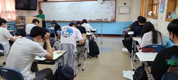 학생들이 2022학년도 9월 모의평가를 치르고 있다. 사진=경남교육청
